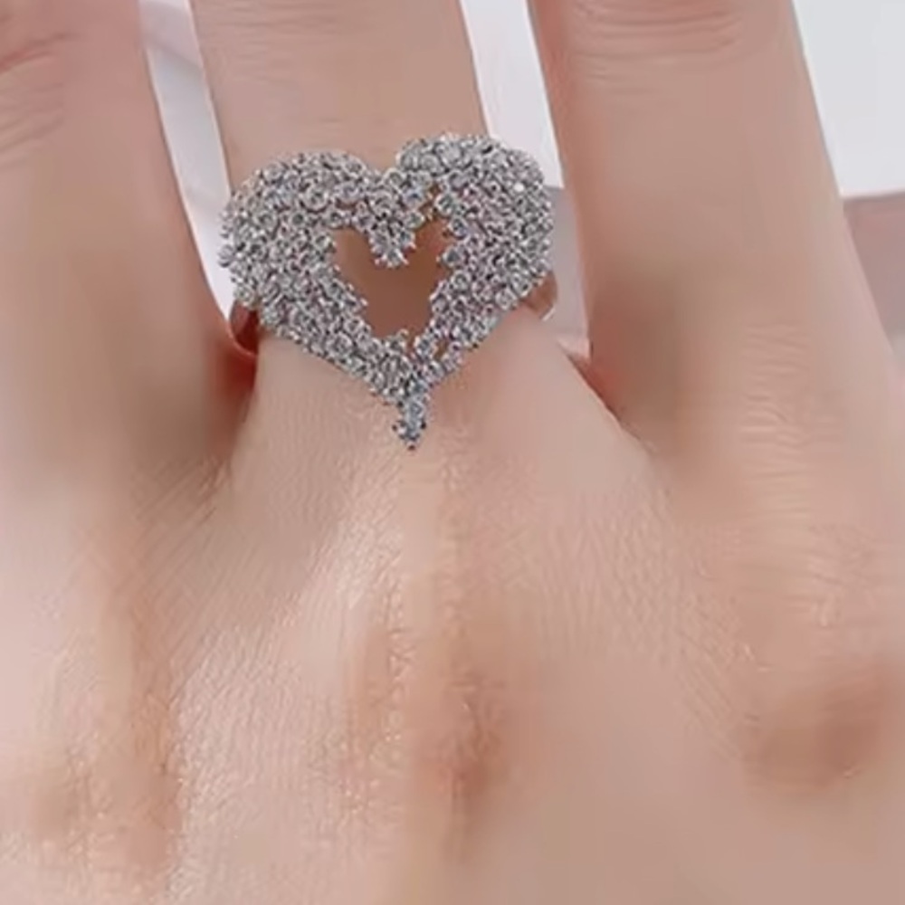18k 1.5ct Heart Ring - Picture 10 of 12